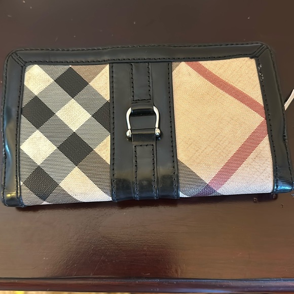 Burberry vintage bifold wallet. Good used condition. Comes with COA! - Picture 7 of 8